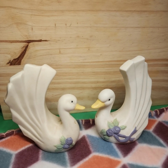 Vintage Porcelain Swans, 3 x 4 inches Salt and Pepper Shakers - Picture 1 of 7